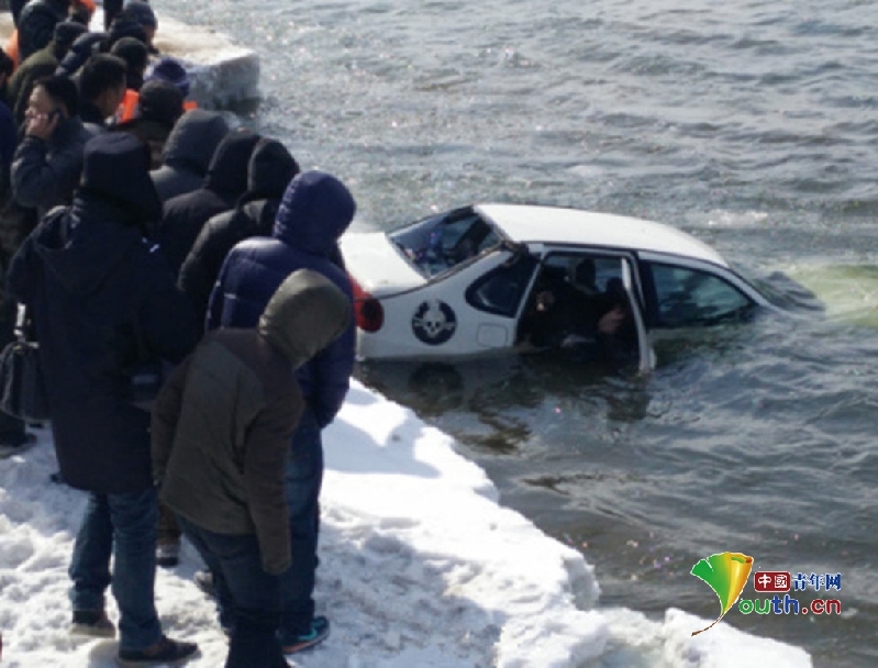 吉林一轎車墜入松花江 車內(nèi)情侶相擁溺水死亡