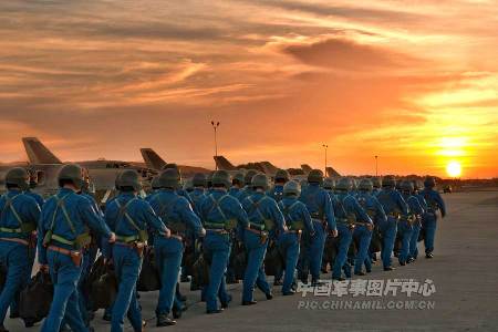 南空航空兵部隊轟六機群掛實彈升空練遠攻