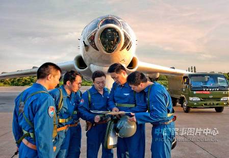 南空航空兵部隊(duì)轟六機(jī)群掛實(shí)彈升空練遠(yuǎn)攻