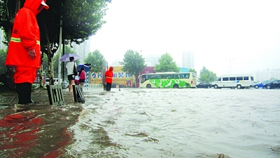 居民家中游來5斤重大魚 南京江北這場大雨太意外了