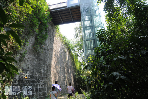 南京明城墻旁搭建電梯 建成四年未使用