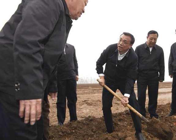 李克強(qiáng)雨中翻地看墑情