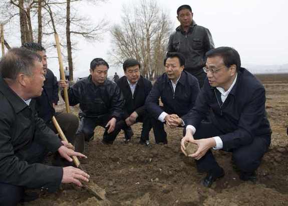 李克強(qiáng)雨中翻地看墑情