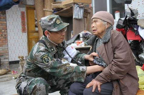 成都軍區總醫院抗震救災醫療隊回訪兩位老人見聞