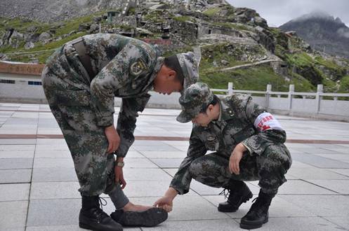 成都軍區總醫院為駐藏邊防官兵送醫送藥（圖）