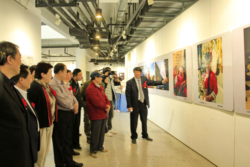 “ 看得見的瞬間---吳思強教授研究生攝影教學(xué)師生作品聯(lián)展”在山東藝術(shù)學(xué)院舉行