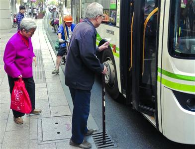 晨練、買菜、兜圈子 早班車成老人社交新平臺