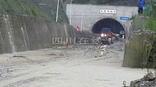 北川暴雨致老縣城全面被淹 通往關內生命通道任禹路中斷