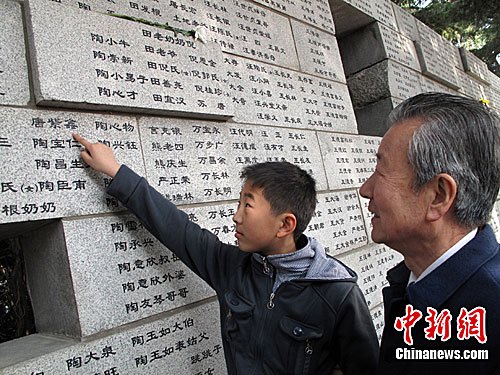 南京大屠殺遇難同胞紀(jì)念館清明再延“哭墻”