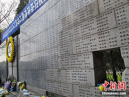 南京大屠殺遇難同胞紀(jì)念館清明再延“哭墻”