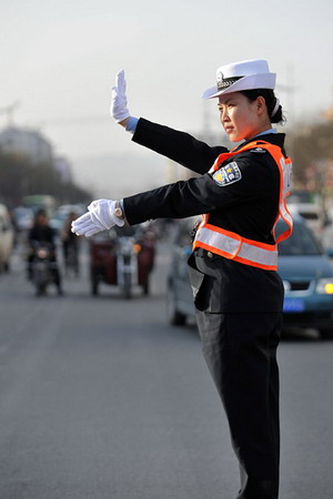 山西女交警鐵面查罰