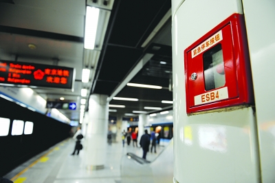 南京輕生女跳進地鐵鐵軌 四節車廂駛過僅受輕傷