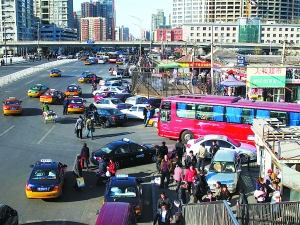 為搶車位車主無奈頻使怪招 城區停車怎一“擠”字了得