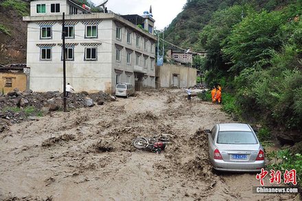 四川雅江暴雨引發泥石流 房屋受損停水停電