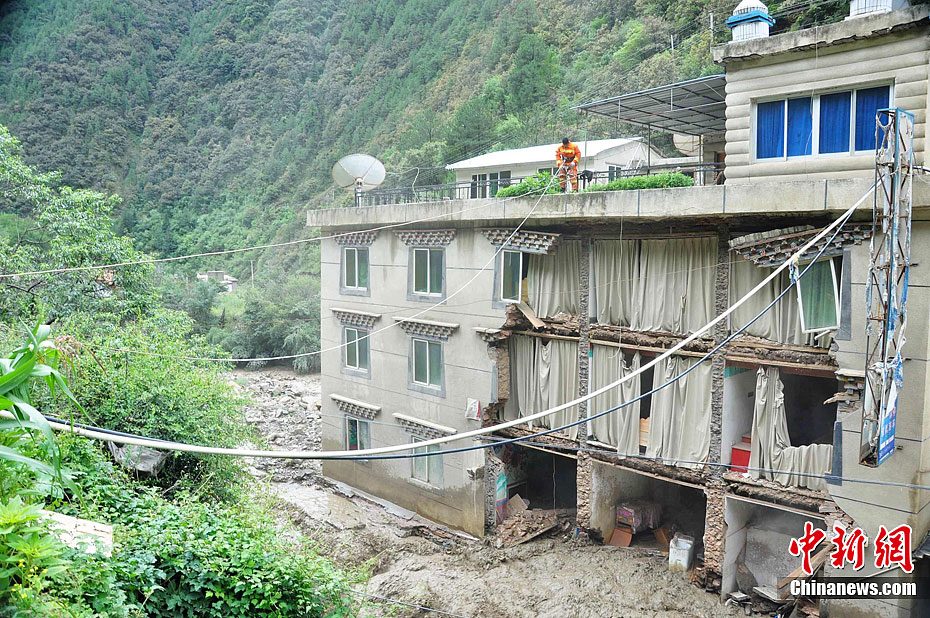 四川雅江暴雨引發泥石流 房屋受損停水停電