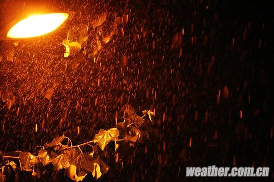 北京昨發今夏首個暴雨藍色預警 明日或中雨高溫驟降