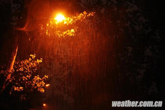 北京昨發(fā)今夏首個暴雨藍色預警 明日或中雨高溫驟降