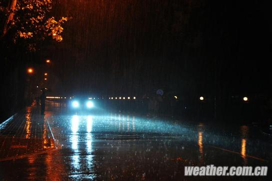 北京昨發(fā)今夏首個(gè)暴雨藍(lán)色預(yù)警 明日或中雨高溫驟降