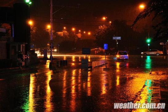 北京昨發(fā)今夏首個(gè)暴雨藍(lán)色預(yù)警 明日或中雨高溫驟降