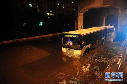 北京夜降暴雨 積水中勇現“淡定哥”(組圖)