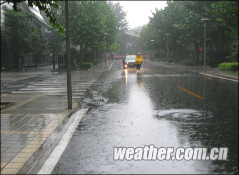 京城清晨普降小到中雨 局地雨勢大或影響早高峰