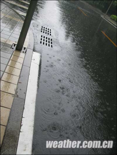 京城清晨普降小到中雨 局地雨勢大或影響早高峰