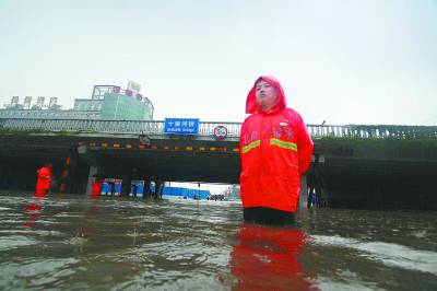 暴雨中的“人肉路標”讓人感動更讓人揪心