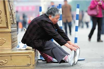 75歲老太堅持義務清理天安門垃圾17年(組圖)