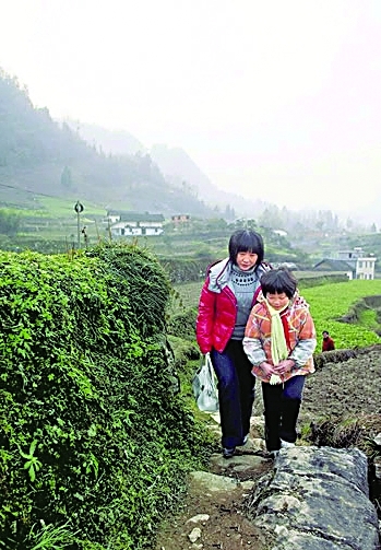 鄉村女教師籌資助學:“英子姐姐”的愛心傳奇