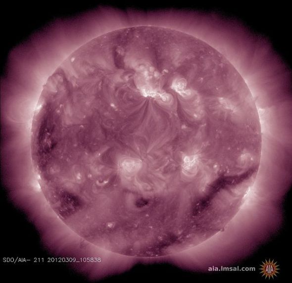 美衛(wèi)星拍太陽風(fēng)暴震撼照：表面現(xiàn)巨大漩渦