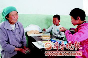 小學(xué)地段偏無食堂 7旬老太步行15里給孫子送飯