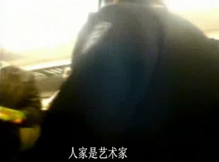 外籍音樂家動車當眾脫鞋引發沖突 辱罵中國乘客(圖)