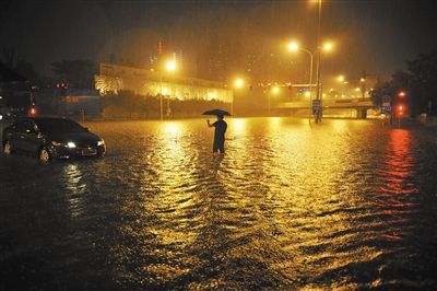 北京暴雨牽動眾人心 汽車淹水逃生術熱傳（圖）