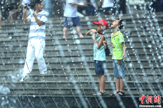 重慶氣溫最高超37℃ 街頭短褲長裙“風光好”