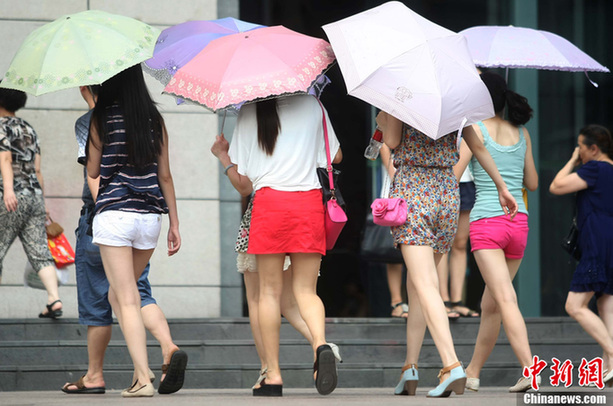 重慶氣溫最高超37℃ 街頭短褲長裙“風光好”