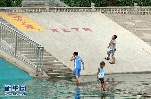 汛期以來雨多 河中嬉水，險！