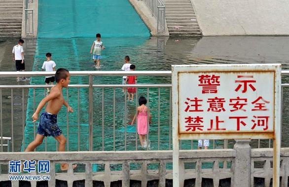 汛期以來雨多 河中嬉水，險！