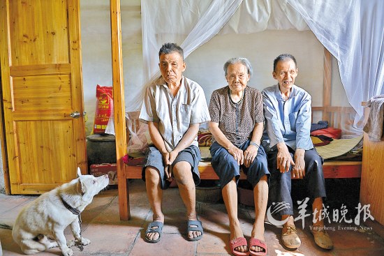 94歲麥奶奶和她的兩個(gè)智障兒 70年艱辛撫養(yǎng) 組圖