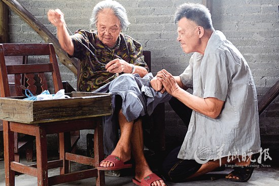 94歲麥奶奶和她的兩個(gè)智障兒 70年艱辛撫養(yǎng) 組圖