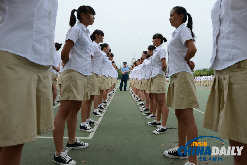 湖北：高校軍訓 短裙褲受新生親睞