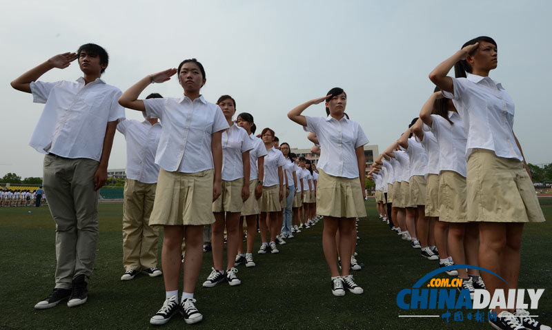 湖北：高校軍訓 短裙褲受新生親睞