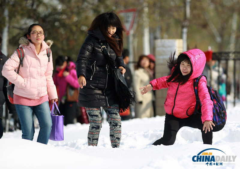 北京延慶遭遇52年來最大降雪 抗雪救災有序進行