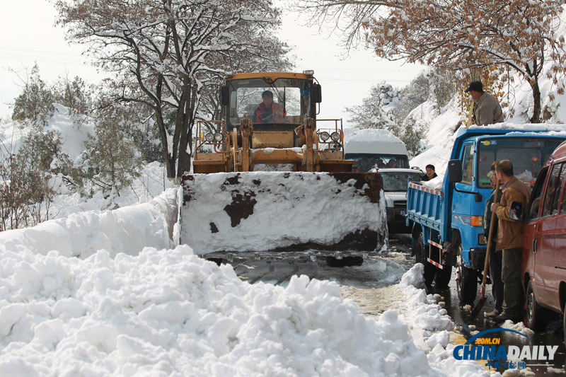 北京延慶遭遇52年來最大降雪 抗雪救災有序進行