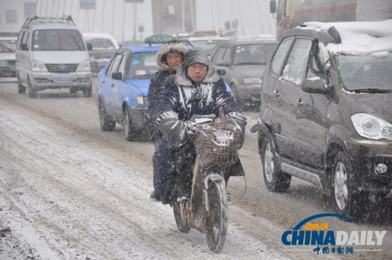 東北遭遇強(qiáng)降雪 中央氣象臺發(fā)布暴雪藍(lán)色預(yù)警