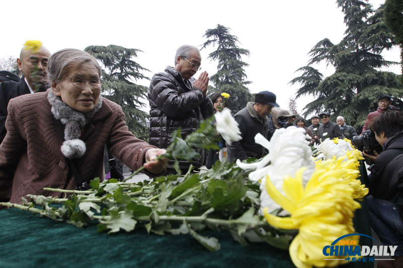 南京舉行國際和平集會悼念南京大屠殺30萬同胞遇難75周年