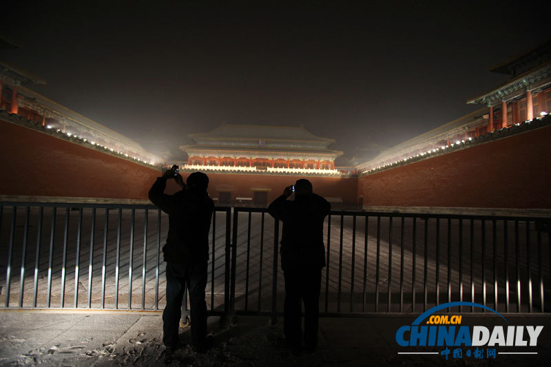 北京青年雪夜浪漫 紫禁城外賣萌扮酷