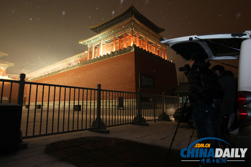 北京青年雪夜浪漫 紫禁城外賣萌扮酷