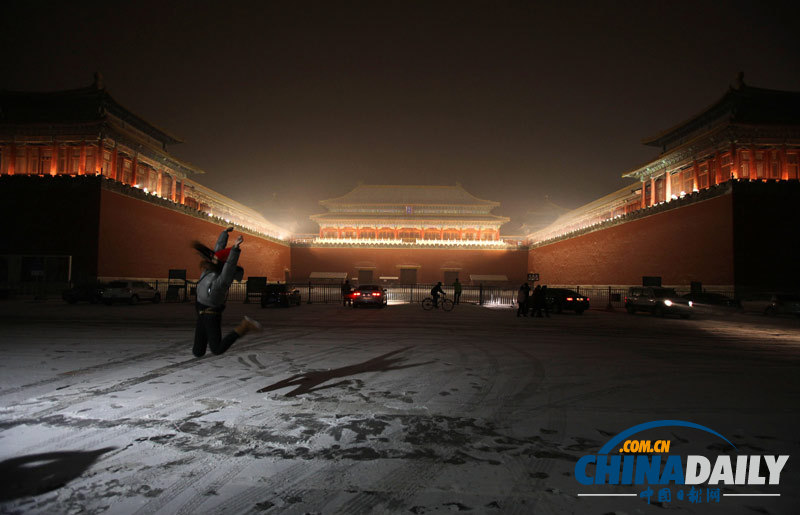 北京青年雪夜浪漫 紫禁城外賣萌扮酷