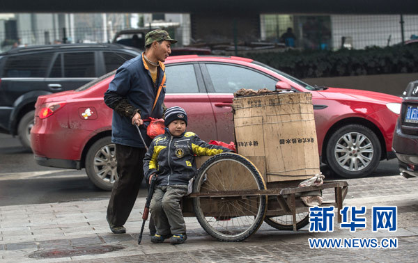 武漢“紅薯爸”邊烤紅薯邊教子感動網民