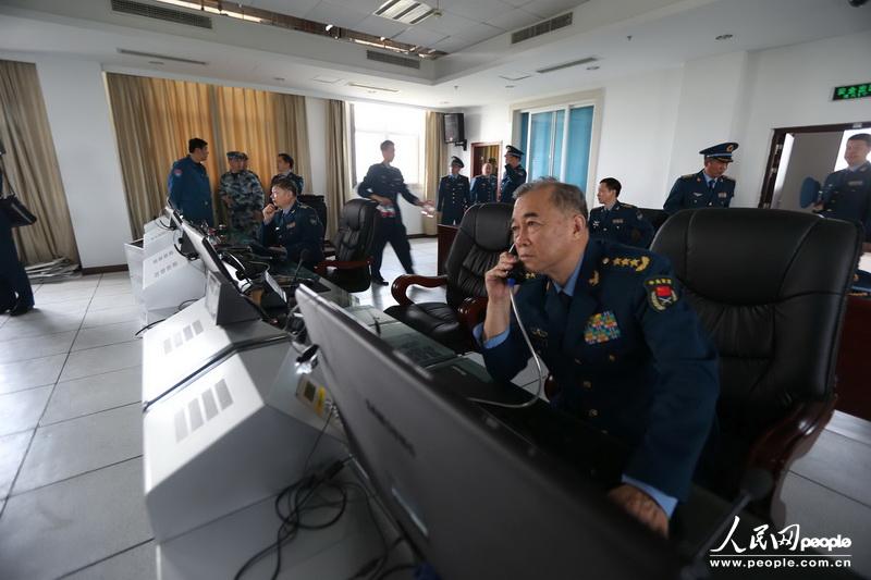 空軍馬曉天司令員飛赴四川指揮抗震救災